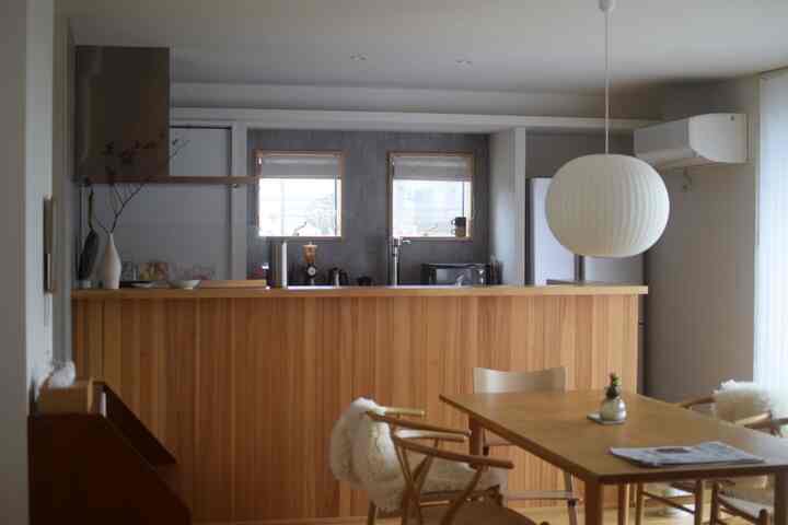 少し前のダイニング

寒い季節はyチェアにIKEAのマットをひいて冬の装いに。

#yチェア #IKEA  #バブルランプ #aarke 