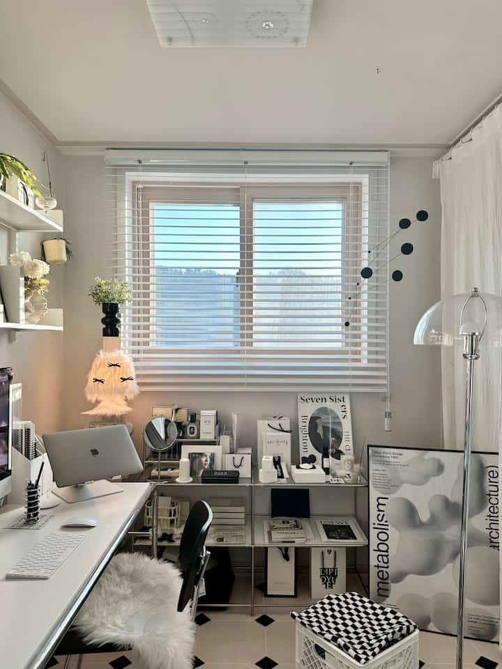 ホワイトトーンのホームオフィス、デスクと椅子、ブラインドの窓が配置されたモダンな雰囲気のあるインテリア
