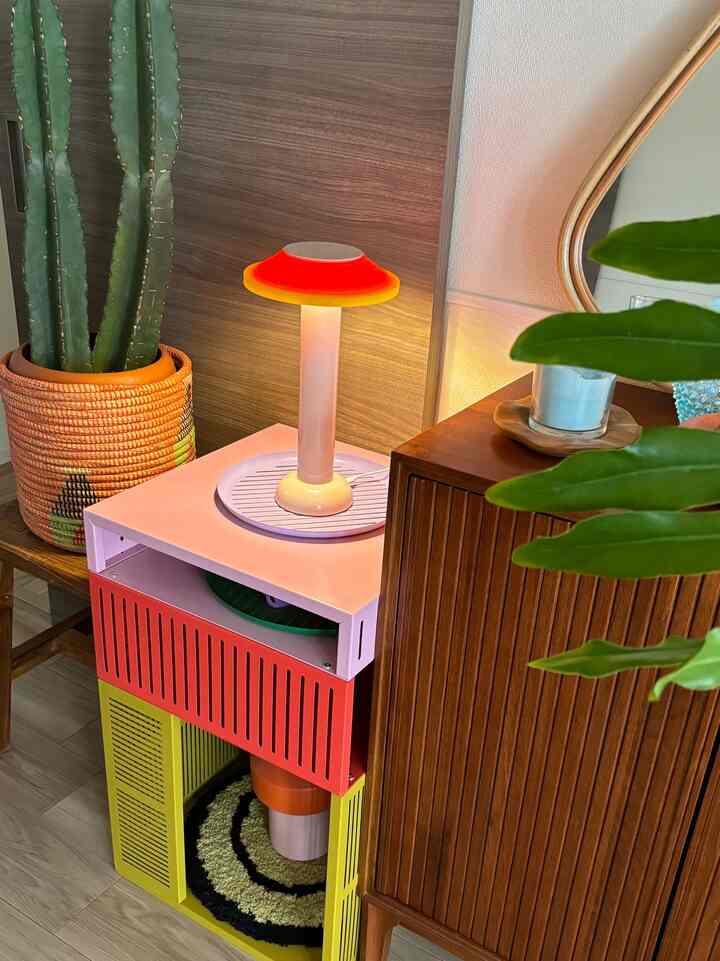 tesammansのワゴンをお引越し🚐
鍵などよく使うごちゃごちゃしたものを
ワゴンにしまう仕様にしました🧏🏻‍♀️
#tesammans #カラフル #カラフルなインテリア #ミッドセンチュリー #midcentury #緑のある暮らし #猫がいる暮らし #リビング小物 #セローム #ACMEFurniture #SOWDENLIGHT #間接照明 #間接照明インテリア 