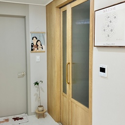 따뜻한 느낌의 우드 중문🤎🚪
#중문 #우드중문 #모루중문 #비대칭스윙도어 #우드인테리어 #신축중문 #신축인테리어 #맞팔 #화분받침 #황칠나무 #복도 #현관 
