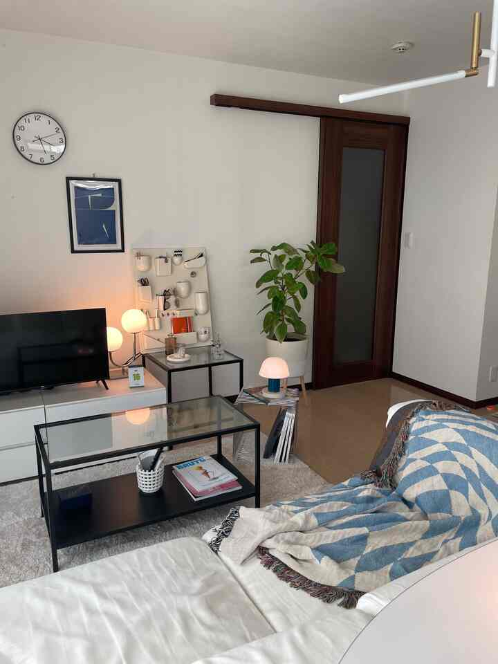 ソファは座面が広いのでダラダラするのにぴったり🛋️ 

#2ldk賃貸 #2ldkインテリア #2ldk #インテリア #賃貸 #interior #2人暮らし #room #myroom #interiordesign #インテリア好きな人と繋がりたい 
#インテリア照明 #照明 #フロアランプ 