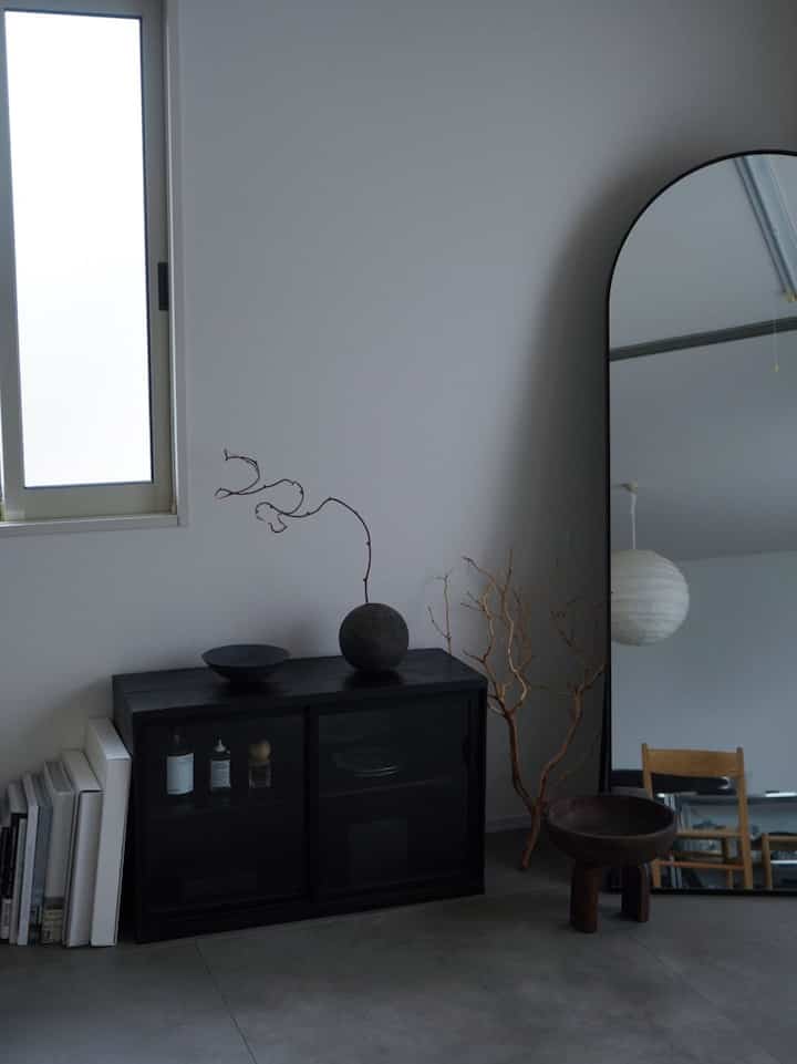 少しだけ模様替えしました🫧

#グレーインテリア #スタンドミラー #鏡 #フロアタイル