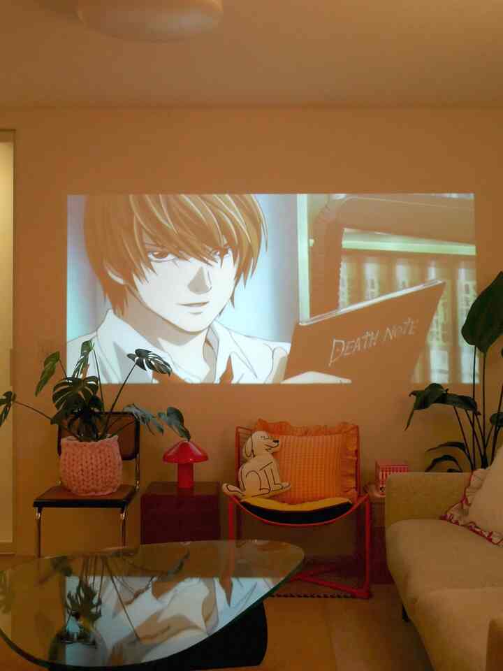 夜のリビング別アングル📷
リビングにテレビはなく、プロジェクターでテレビ番組やサブスクを見ています🙆‍♀️

#建売住宅 #建売 #カラフルインテリア #colorfulhome #プロジェクター #ポップインアラジン