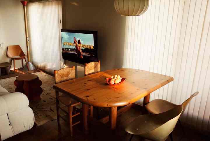 ダイニングテーブルはライナー・ドーミラーのヴィンテージ。

パイン材ですぐに傷付くから手間かかるけど、どんどん生活の味が出てきて愛らしい。

ダイニングチェアも全てヴィンテージで、ペリアン、ガーリッシュ、イームズの1st。

#リノベーション #interior #myroom #homedecor 
#pierreguariche #charlotteperriand #camaleonda #ettoresottsass #sottsass #postmoderninterior #pierreguariche #eames 
#RainerDaumiller 