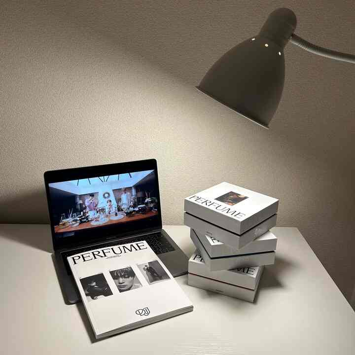 机も置いてます。
IKEAのライトが作業にはちょうどいい大きさ💫
#IKEA #IKEA照明 #IKEAインテリア #ルームライト #間接照明 