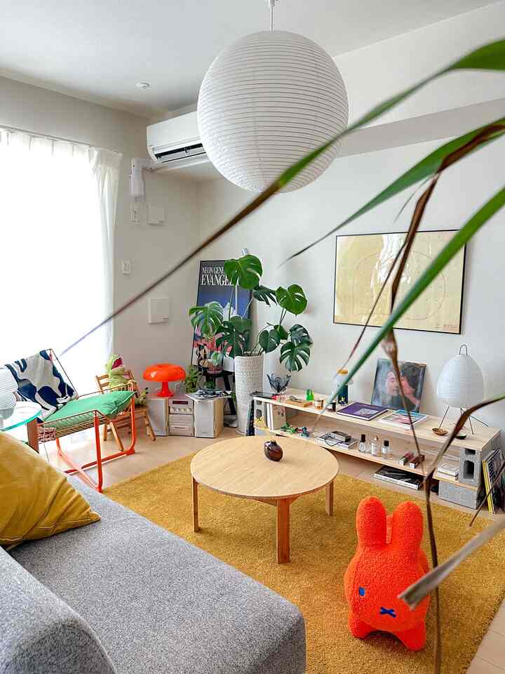 部屋にオレンジ色が増えてある程度バランス良く見えるように。
ミッフィーに足を乗せるのは申し訳ないと思いながらも、オッドマンとして活用してます💭
#IKEA #IKEA照明 #HAY #HAYPAPERSHADE #植物インテリア 