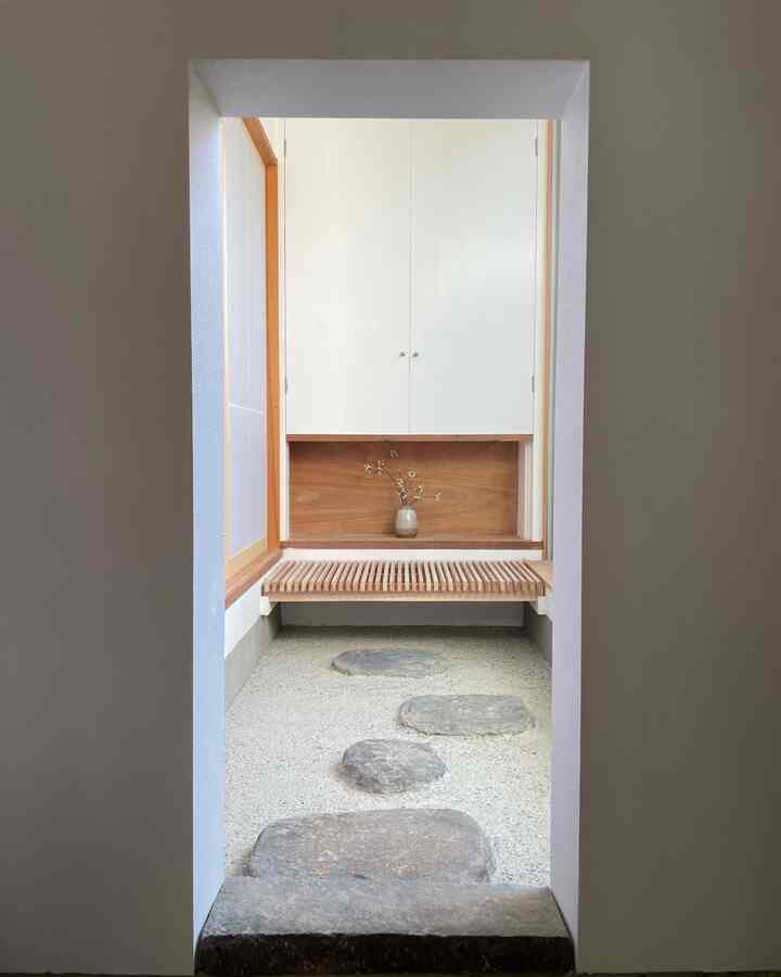 元々和室の縁側だったところ
床を下げて、飛び石を埋めて、入り口は躙り口のように小さくしました🪨
お茶室の入り口のような雰囲気です🍵

正面の花器はフィンランドで買ったアラビアのヴィンテージのもの🇫🇮

#和室 #土間 #躙り口 #飛び石 #和風インテリア #床の間 #アラビア #ヴィンテージ #内縁 #リノベーション