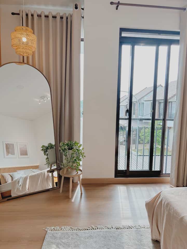 Bentuk kamar tidur ini memiliki lekukan kecil yang menjadi sudut tak terpakai. Memberikan alternatif cermin besar agar sudut tidak kosong dan membuat ruangan terasa lebih luas 

#SudutRuanganSempit #PojokSempit
#DekorasiPojokSempit #cermindekorasi #cerminarch #dekorasikamar