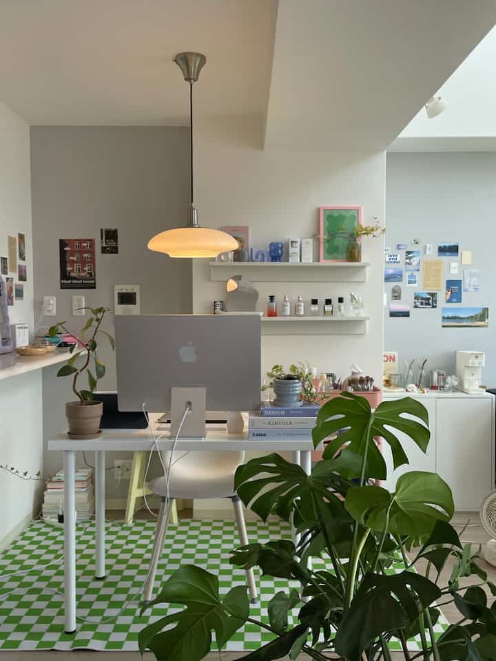 new work space. 💚
この画角かなりお気に入り🫶🏻🙃

#ワンルームインテリア #二人暮らしインテリア #韓国インテリア #グリーンインテリア #カラフルインテリア