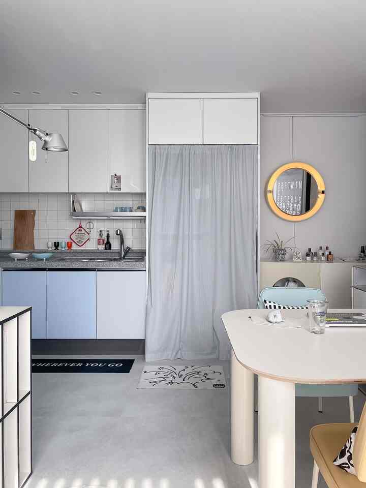 私の家にはこんなキッチンビューもあります👀 

ココニエルで私が愛するヨンブルー＆ストライプの組み合わせ
ファブリックカーテンを手作りしていただきました✨

冷蔵庫と収納場の隠し幕として使ってみましたが、朝に目を覚まして水飲みに行くたびにすっきりする気分ですよ☁️🩵


🔗 @coconiel_ ココニエル
🏷️ モーニングディアストライプカーテン morning dear stripe curtain

＃今日の私たちの家＃ココニエル＃キッチンインテリア＃キッチン＃キッチン＃ファブリックインテリア＃キッチンインテリア＃ファブリック＃カーテン＃キッチンカーテン＃カーテンインテリア＃coconiel＃curtain＃kitchen＃fabric 