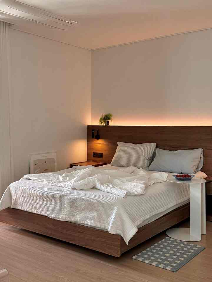 Surprisingly #우리집포토존 Chocolate-flavored bedroom🤎 I usually put white bedding on a walnut frame, but I changed it to a sky blue pillowcase to create a slightly cooler atmosphere🩵 It's heaven when I lie down coolly after washing up on a hot day✨

#Bedroom #침실인테리어 #침실꾸미기 #침대 #침대프레임 #월넛인테리어 #월넛침대 #호텔식침대 #호텔식침구 #화이트침구 #베개커버 #사이드테이블 #협탁 #여름침구 #우드인테리어 #화이트인테리어 #모던인테리어 #안방 #안방인테리어 #침실가구 #신혼집 #신혼집인테리어 #침대테이블 #침대커버 #베딩 #이불추천 #티테이블 #여름이불 #내돈내산