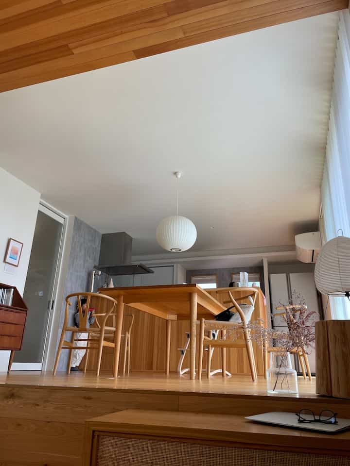 ピットリビングからダイニングを見上げました

畳に寝転がって、少し下の視点からダイニングを見ています。

この時はAKARIがここにあったなー
イマイチどこに置けばいいか迷ってます

#yチェア #バブルランプ #深澤直人 #ジャパンディ #ジャパンディデザイン