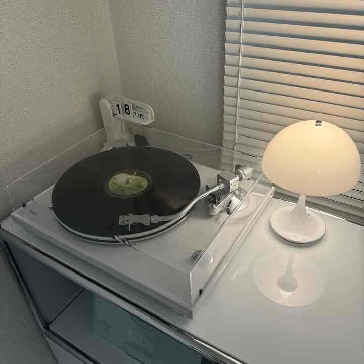 I've been listening to the Beatles on my record player lately! This is the only place where you can enjoy this space along with soothing sounds...

#recordplayer #白 #家具 #韓国風 #韓国インテリア #インテリア #空間照明