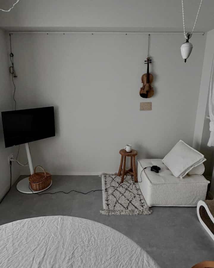 ささっと作れるおこもりスペース。
diy中はスペースを空けるために、ぜーんぶスライドしてはしっこに寄せれる軽い家具たち。

#リビング #賃貸 #賃貸暮らし #ソファ #モルタル #フロアタイル #コンクリ #アンティーク #モダン #一人暮らし #二人暮らし #インテリア #古家具 #古道具