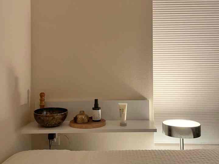 ベッド脇にあるディスプレイは、今こんな感じです。インドで買ってきたベルやシンギングボウル、アロマなどを置いてる。石膏ボードに設置できるこの棚は、本当はキッチンキャビネットの上に設置したかったけど、壁にピンがささらなくて最終的にここに設置することに。でもこれはこれで良い感じかも。

#ディスプレイラック #テーブルランプ #ウォールシェルフ 