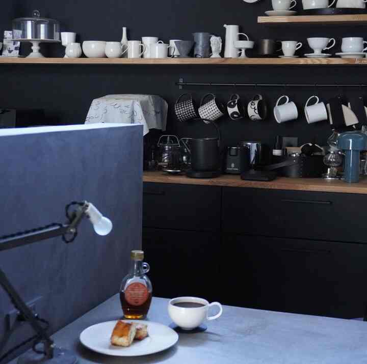 黒を基調としたキッチン、白のマグカップや皿が並び、雰囲気のあるおうちカフェ空間