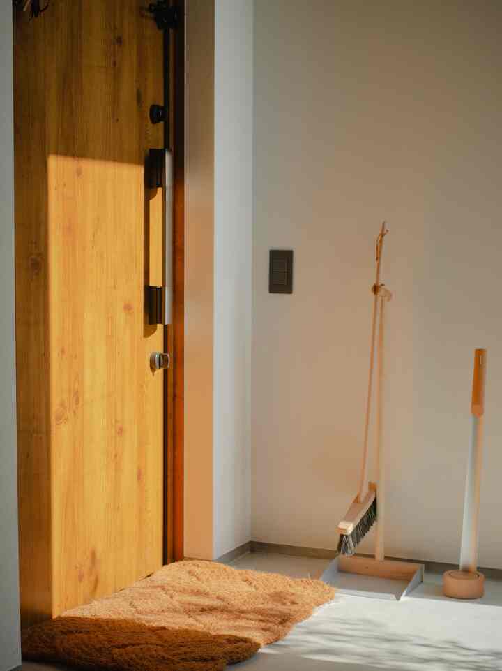 玄関扉入ってすぐの土間はすぐに掃除できるように見せるほうきちりとりセットを採用しました。

靴べらは、ちりとりセットのアルミ感とウッドのナチュラル感ひ統一性を意識してチョイスしています。

#土間玄関
#土間のある生活
#靴べらスタンド
#ほうきちりとりセット
#おしゃれほうき
#ナチュラルビンテージ
