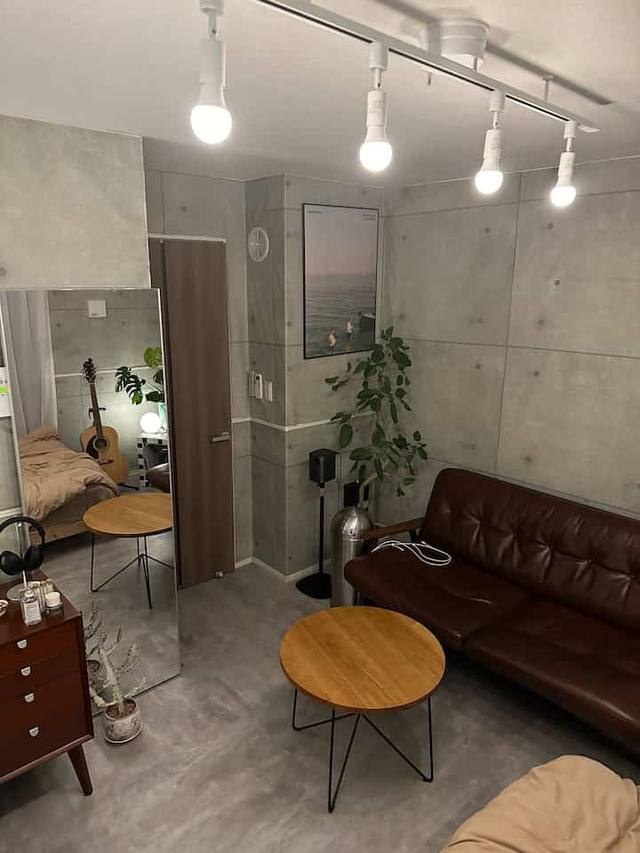 夜のお部屋もかわいんです💭🫣
夜はプロジェクターをつけることが多いので間接照明だけで過ごしてます。 #roomtour #myroom #インテリア #デザイナーズ #コンクリート打放し     #間接照明