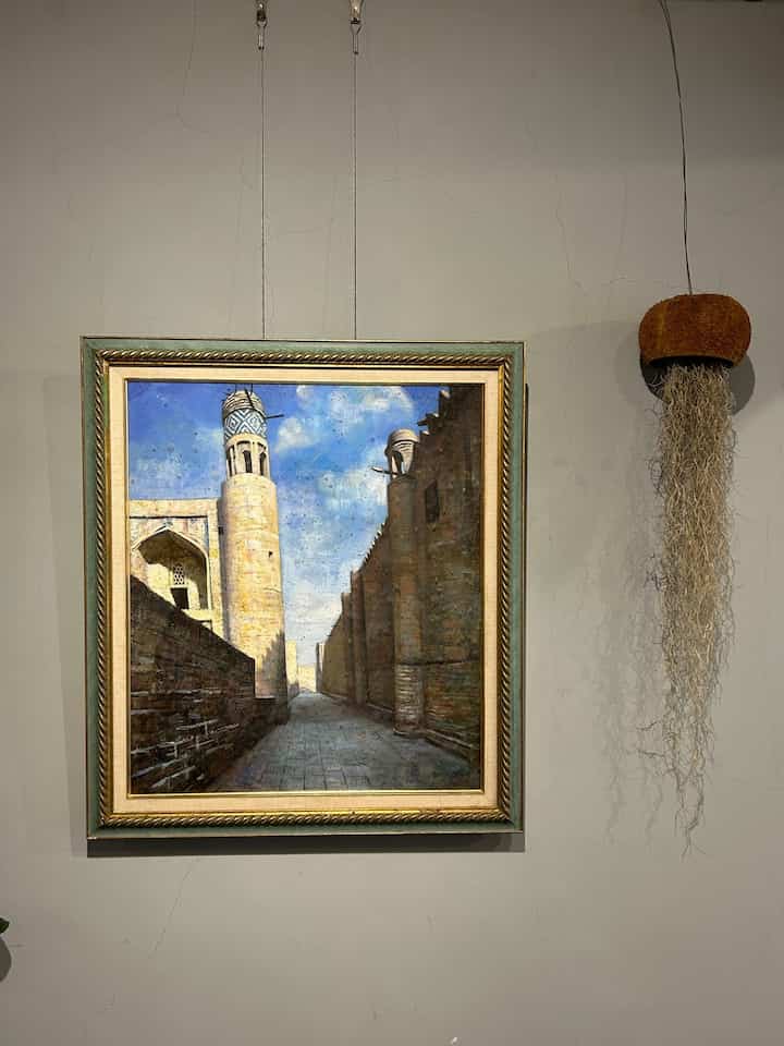 A mysterious painting.

It's a beautiful blue sky, but there's something melancholic about it, and you're drawn into its unique world.

#painting #絵画フレーム #絵画インテリア #モダンインテリア