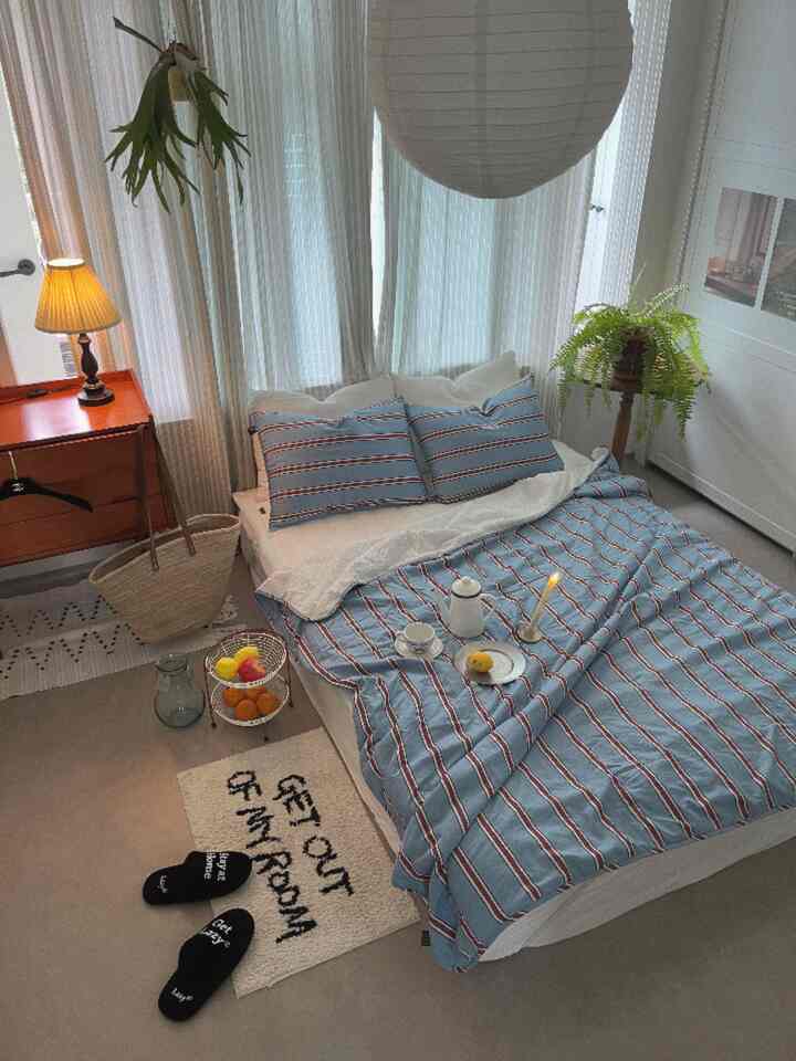 #제품제공 
涼しいだけでなくデザインも惚れてしまった 
深く寝るシアサーカー夏両面布団 
前面はマイクロファイバー素材でスムーズに 
後ろにはシアサーカー素材で涼しく  #차렵이불 #여름이불 #시어서커 #미드센추리 #깊게자요 #여름침구세트 #여름친구 #스트라이프친구 #침실인테리어 #침실꾸미기 #침구