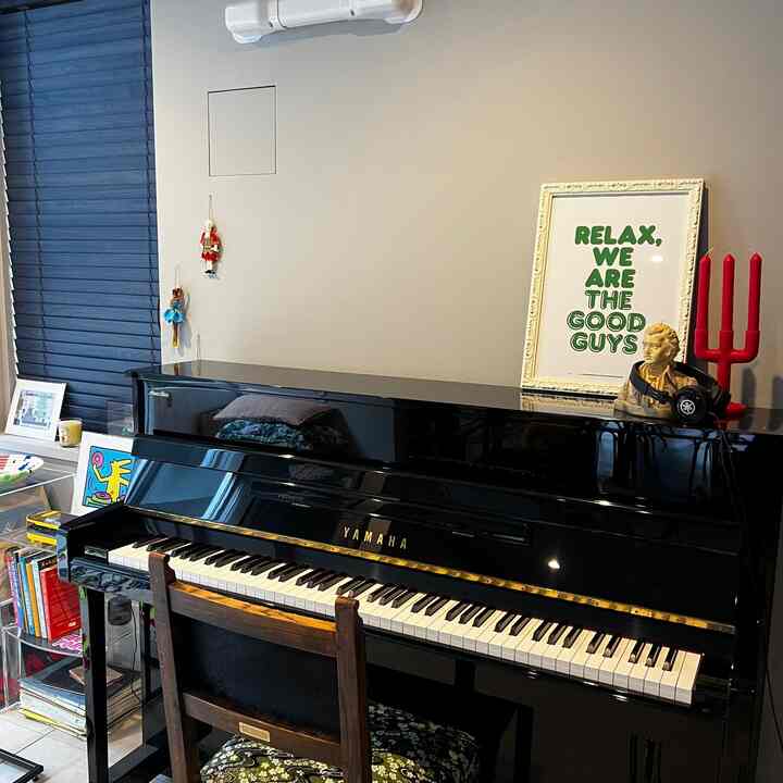 Piano ditempatkan di ruang keramik dekat pintu masuk. Saya suka lilin Mozart yang saya beli di ZARA HOME.
Kursi pianonya merupakan remake dari kursi antik asal Inggris, dan joknya terbuat dari tekstil Nishijin. Meski tidak bisa dilihat dari sudut ini, sandarannya adalah Harako. 

#Daur ulang #リメイク家具 #ピアノ #ピアノの部屋 #土間