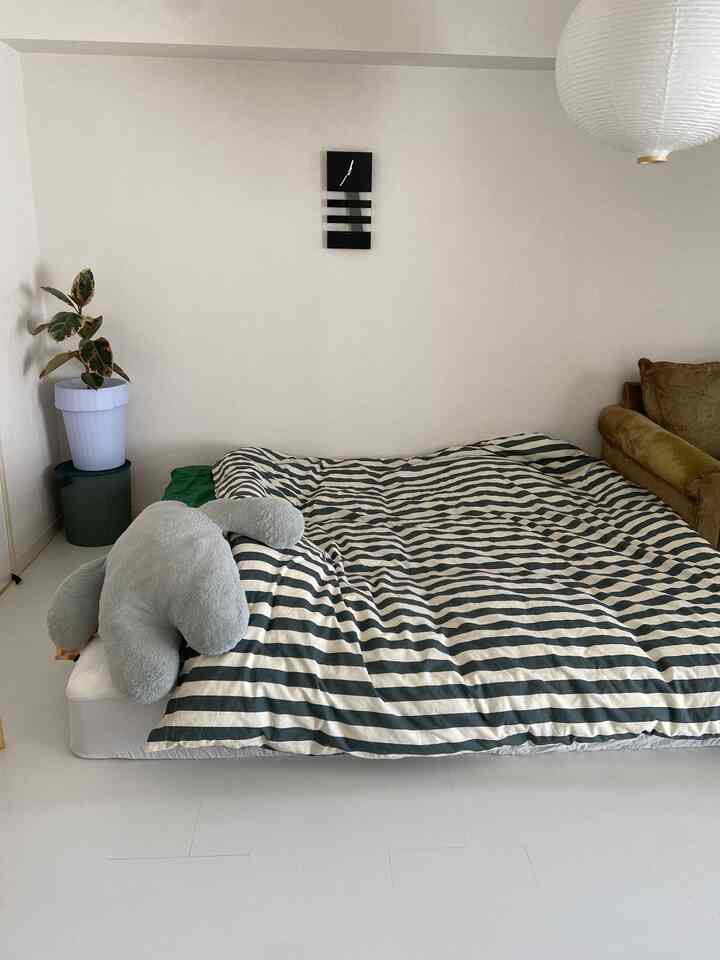 ベット付近はHAYばかり
植物を入れているHAYの商品は、ゴミ箱ですが、鉢カバーとしても使っています🪴🤍

mementというインスタで見つけたショップで購入した壁時計がお気に入りです🖤

#HAY #ベッドカバー #ET #IKEA 