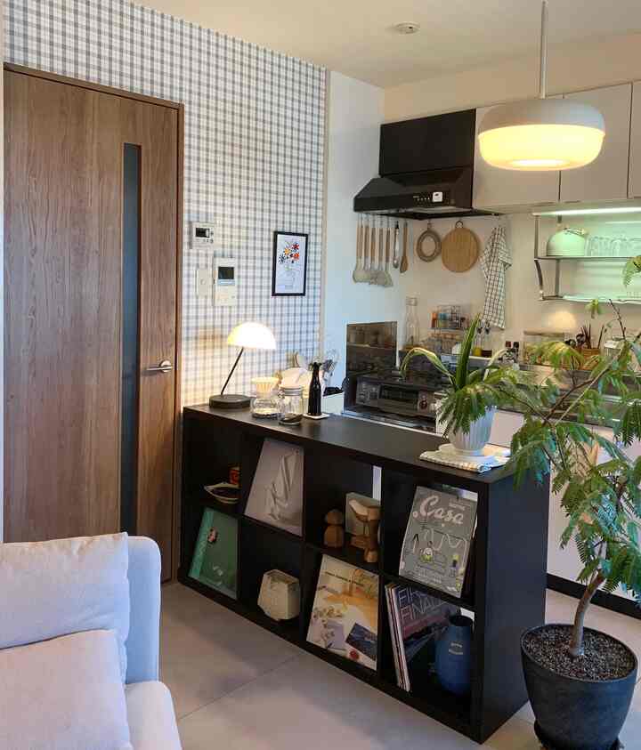 13帖のLDKのキッチン部分。賃貸の壁付けキッチンはなかなかオシャレにするのが難しいですが、キッチンカウンター代わりにIKEAのカラックスを置いて料理の一時置きなどに活用しています🌿
植物とコーヒーセットを置いてカフェカウンター風にもなってお気に入り☺️
#キッチンの工夫 #賃貸キッチン #IKEA #キッチンカウンター 