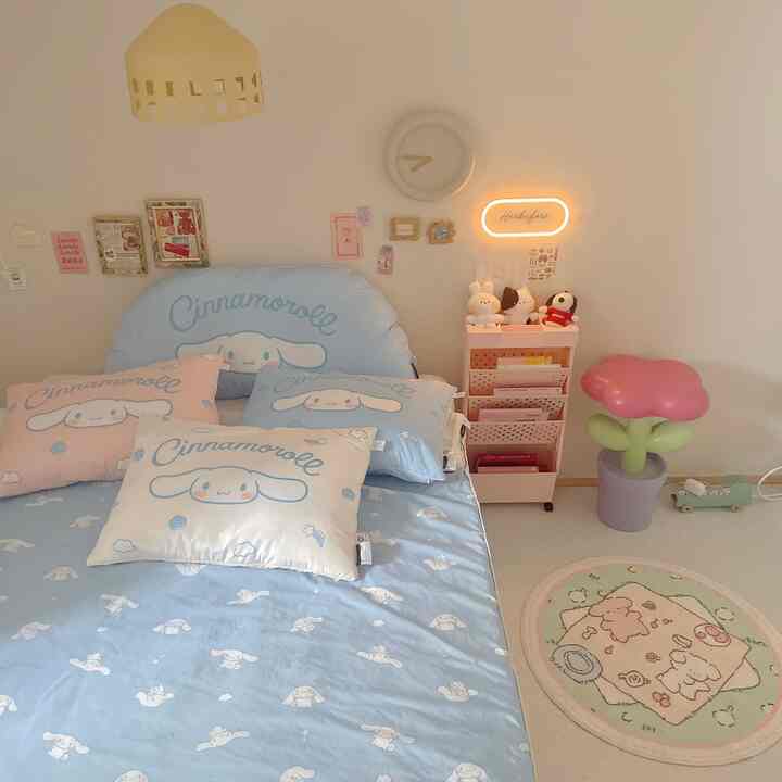 パステルトーンの寝室、かわいいキャラクター寝具とオブジェが配置された子供部屋スタイルのインテリア