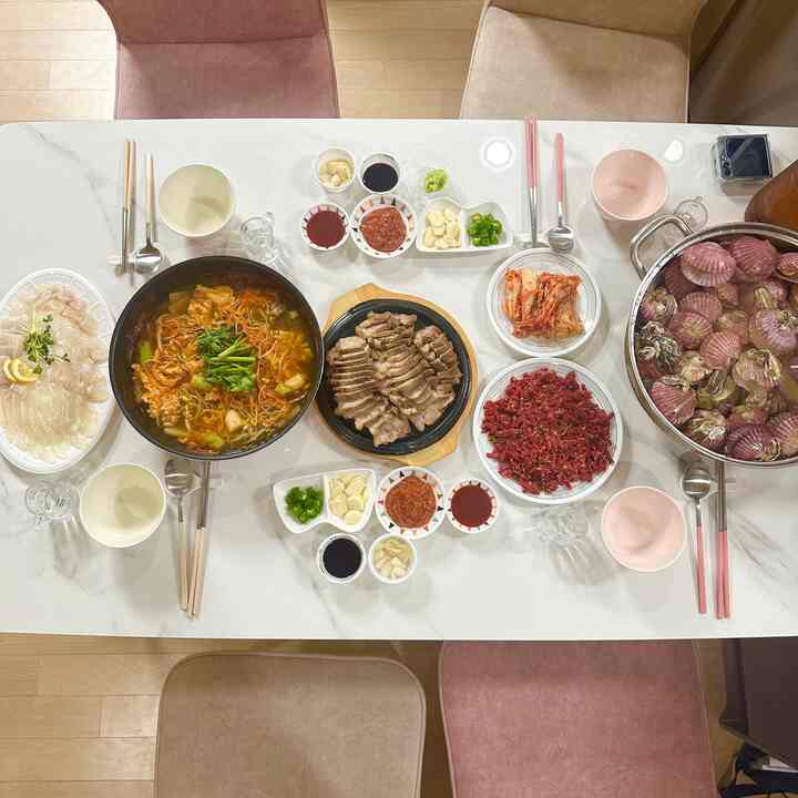 First housewarming at the newlywed house🏠 (savings shot)
I didn't prepare anything, but it was such a happy time😊

For the second housewarming soon
I'm really worried about whether to order delivery or cook👀❤️

Housewarming food menu💛
: Steamed scallops, raw beef, boiled pork, spicy fish stew, raw flounder

#FTC3ReporterIntroduction #오홈스토랑 #집들이 #집들이음식 #집들이요리 #집들이메뉴 #집들이메뉴추천 #집들이상차림 #신혼집주방