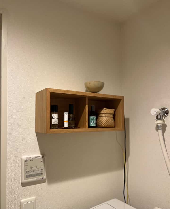 脱衣所の壁に無印の棚をつけました。
飾り棚なので、お気に入りアイテムを並べて楽しんでいます☺️
上には足付きの器にサンタマリアノヴェッラのポプリを入れて。

#無印良品 #壁に付けられる家具箱 #壁に付けられる棚 #飾り棚 #サンタマリアノヴェッラ