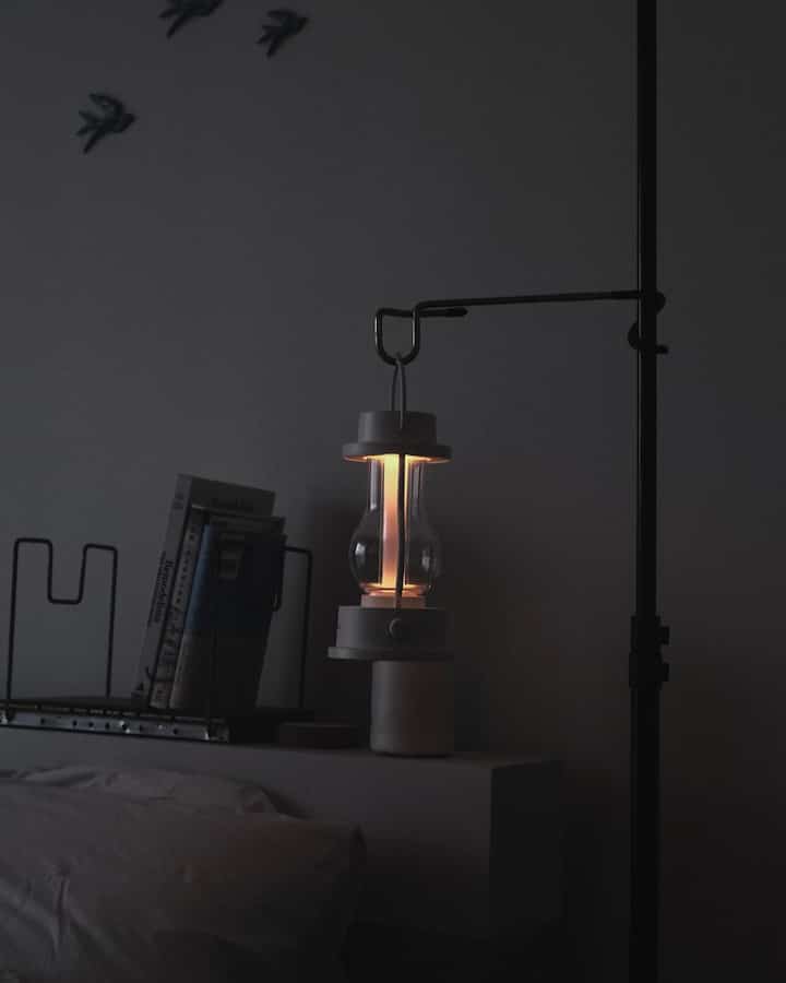 Attach a Snow Peak lantern hanger to an Amazon light stand and hang a Balmuda lantern on it.

It's so much fun when things that seem unrelated at first glance fit together!

Even so, Amazon's light stand is really convenient. I think it would be nice to have three in every home.

#MUJIHouse #mujihouse #snowpeak