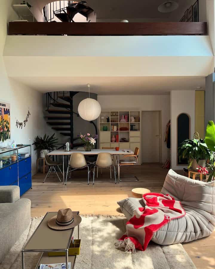 This white and beige haven is the perfect blend of style and tranquility. 🛋️🌿 

Credit: @alessmalpica

#MidcenturyMagic #ModernLiving #SpiralStairs #HomeDecor #NaturalLight