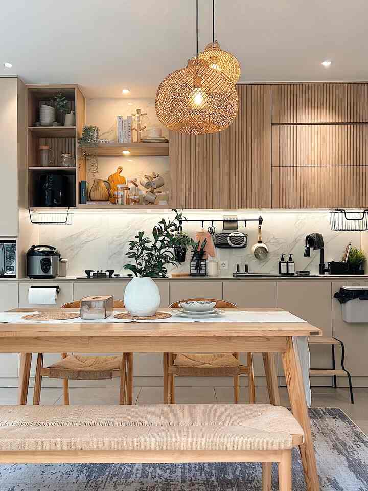 selalu suka dan seneng habisin waktu, berbincang sama suami & anak sambil makan di area ini. Quality time yg ga bisa diulang, dan ruangan ini selalu bikin kangen

#RuanganFavorit
#BendaFavorit
#SpillBarangFavorit #kitchenset #desainkitchen #dinningroom