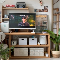 내돈내산 진심감성 리빙박스
이걸 왜 이제샀나 생각하는 리빙박스에요.
우드앤화이트 인테리어를 좋아하는 제게는 색감조차
딱이었지용 👀👍
천으로 된 박스 사용하다가 고양이들 털이 너무 붙어서
먼지투성이길래 플라스틱 박스로 찾다가
엄청 맘에드는 디자인을 발견했어요!
심지어 1+1인것,,,, 저는 4박스 더 샀어요
옷장정리에도 딱이어서용
너무 환하지않고 적당한 채도라 좋았구요
차분한 분위기가 연출되어서 효자템입니다
56리터나 공간이 들어가서 저는 잡동사니+계절옷
이렇게 보관중이에요
아이들 장난감 정리함이나 캠핑갈때도 오염없이
사용할 수 있어서 활용도도 높을 것 같아요
만드는 방법도 엄청 간단해서 만족!
리빙박스 찾으시는 분들께 적극 추천드립니당
 #꼼꼼리뷰어선발대회 
#나도크리에이터 #집에서제일바빠 #오늘장면한컷 #자취방꾸미기 #투룸 #투룸인테리어 
#화이트인테리어 #우드인테리어 #화이트앤우드인테리어 #투룸 #투룸인테리어 #고양이 #고양이가있는집 #펫테리어 #냥테리어 #미니집들이 #여름준비템 #라탄러그 #삼탠바이미 #거실 #모니터암 #제빙기 #액자