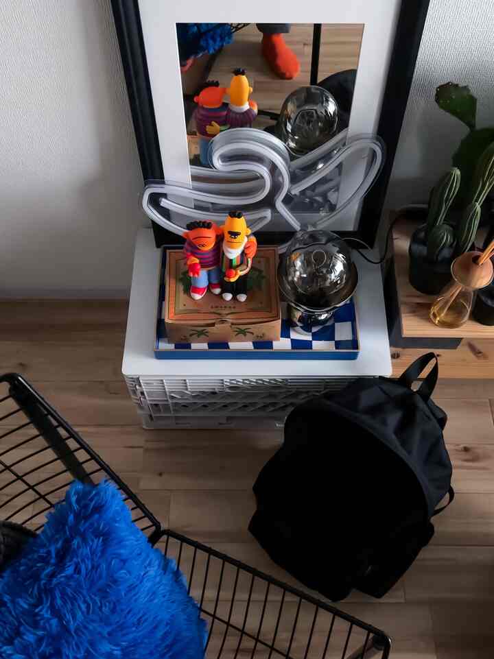 Kotak flip Highbrow terbuka secara horizontal, sehingga dapat ditumpuk dan digunakan, dan bila tidak digunakan, dapat dilipat dan disimpan secara kompak, sehingga sangat nyaman 👨‍🦳
Tersedia juga pilihan pelat atas dan kaki, jadi bisa dijadikan meja ✌️

Didalamnya ada stok tisu dan spons 🧽

#Hidup sendiri #ルームツアー #ミッドセンチュリー #一人暮らし男子 #一人暮らし部屋 #一人暮らしインテリア #ワンルームインテリア #ワンルーム一人暮らし #狭い部屋 #6畳 #モーニングルーティン #homestyling #cozyhome #homedesign #midcenturymodern #interiordesign #akari {16 #ikea} #hometour #homedecor #minivlog #roomdesign #roomdecor #roomtour #morningroutine #셀프인테리어그램 #셀프인테리어 #인테리어코디네이트 #인테리어소품 #모닝루틴
