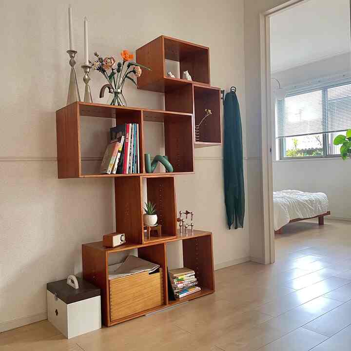 My favorite unit rack.

However, recently I've been wanting to display more items, and I feel like this isn't enough.

#livingalone #賃貸 #インテリア #ルームツアー #家具 #グリーンのある暮らし #北欧 #ミッドセンチュリー #myroom #homestyling #cozyhome #homedesign #interior #midcenturymodern #interiordesign #akari #ikea #hometour #homedecor #minivlog