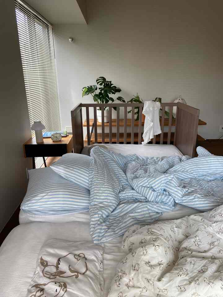 お気に入りのベッドルームです。将来は2人の子供部屋にする予定なので広めの空間です。より良い空間に仕上げていきたいです。

#ベッド #ベッド照明 #ベッドルームカーテン #ブラインド #寝具 #寝具インテリア #寝具おすすめ #寝室 #寝室照明