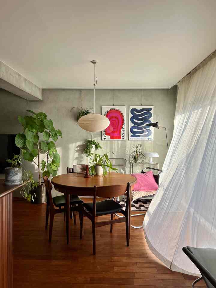 風が入ると気持ち良い季節🍃
 #中古マンションリノベーション #三人暮らし #ミッドセンチュリー #カラフルインテリア #midcenturymodern #livingroom #renovationmaison  #colorfulinterior #japan