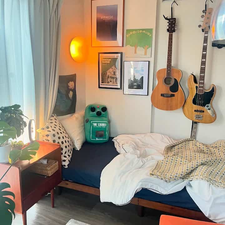
ベッド周りアップデート🛏️
ボックスシーツを紺にしたらレトロ感増した☺️

気が変わるまでしばらくこんな感じでいきます🏡

#ひとり暮らしインテリア
#韓国インテリア
#北欧インテリア
#ミッドセンチュリーモダン
#アートのある暮らし
#グリーンのある暮らし
#観葉植物 #間接照明
#一人暮らし
#8畳1k #8畳
#IKEA
#IKEA寝具