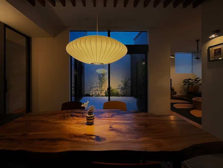 優雅な曲線を描くジョージネルソンのバブルランプが照らすのは、重厚感のあるクスの一枚板のダイニングテーブル 
#ダイニング #ダイニング照明  #ダイニングインテリア  #ダイニングスペース #バブルランプ