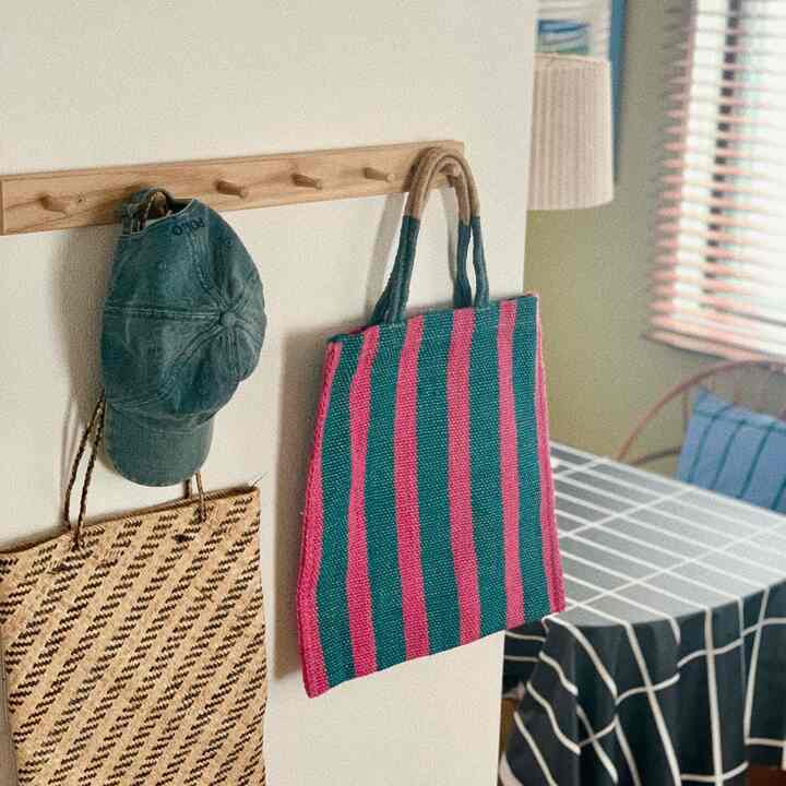 キッチンの袖壁にフックを取り付けました
壁にアンカー付けるのが苦手で傾いちゃうかな〜と心配してましたが、案の定ちょっとだけ傾いてました😇

#北欧インテリア #北欧スタイル #建売住宅 #IKEA #マリメッコ #marimekko #unico