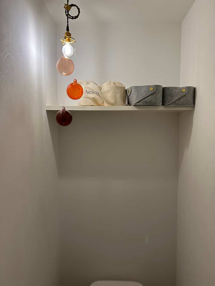 トイレ🧻
照明はイッタラのオーナメントをぶら下げただけのお気に入り♡このオーナメントサイズはミニではなく標準サイズです。 
#イッタラ #トイレインテリア