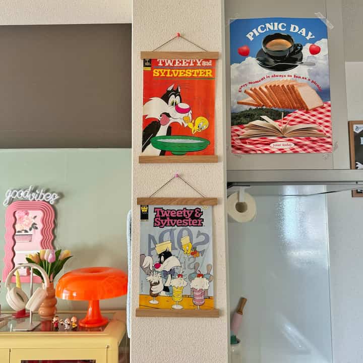キッチンカウンターの上です。ここを境に右側がキッチン。左側がリビングダイニング兼寝室。

#ワンルーム #1K #カウンターキッチン #キッチンカウンター #ポスター #ポスターハンガー #1人暮らし #一人暮らし #カラフルインテリア 