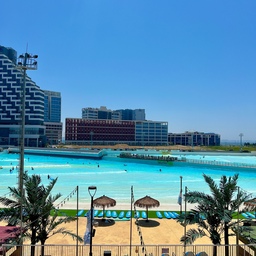 경기도에서 느껴보는 #하와이 감성🌴🏄‍♂️
시흥 #웨이브파크 예요! 
날씨가 완전 쨍쨍하고 더웠던 지난주 주말에 다녀왔는데 
서핑하는 사람들 보는것만으로도 시원 - 💙🌊
이렇게 예쁜 하와이같은 뷰 보시려면 
웨이브파크 바로 앞 건물 2층에 있는 카페나 레스토랑 테라스 이용하시면 되는데요! 제가 이용한 곳은 르플로 라는 레스토랑 입니다🤍
📍르플로 (leflot) 
📍경기 시흥시 거북섬4길 6 디오프라자 207호
📍031-433-3647 
📍샐러드, 파스타, 샥슈카, 토스트 등 판매해요
#주말일상 #주말나들이 #시흥웨이브파크 #경기도가볼만한곳 #경기도나들이 #르플로 #시흥맛집
