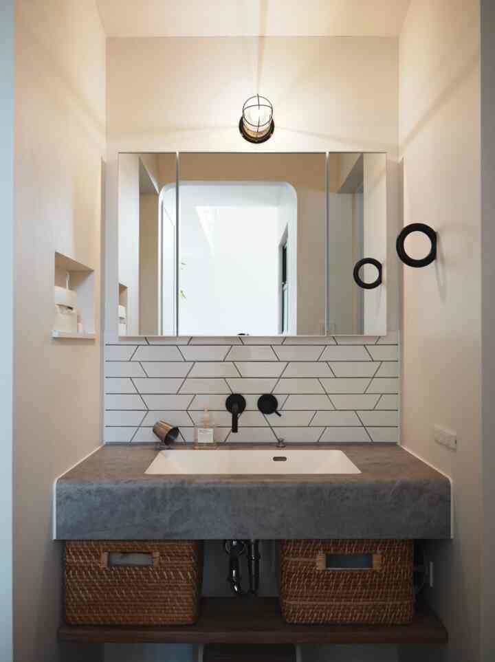 我が家のメイン洗面。
使いやすさを重視し、シンプルな作りにしています♪

#洗面台 #名古屋モザイク #三面鏡 #注文住宅
#HAY #無印良品 #タイル洗面台 