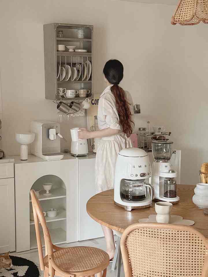 ホームカフェの完成 smeg

並べて置くと、よりきれいなスメグ。 
スメッグならではの感性をそのまま溶かしたレトロなデザインのおかげで、そのままにしてみても可愛らしい笑いになります🥹
スメグの素晴らしい機能と素敵なデザインはキッチンに長く滞在しても幸せな理由だと思います。  #스메그앰버서더 #스메그앰버서더미니 #스메그앰버서더미니2기 #홈카페 #홈카페인테리어 #주방인테리어 #꼼꼼리뷰어선발대회 #주방 #주방꾸미기 #주방가전 #주방용품 #신혼집 #신혼집인테리어 #오브제 #소품 #셀프인테리어 #식탁 #키친랙 #조명 #원목식탁 #우드인테리어 #화이트우드 #아일랜드식탁 #주방선반 #주방정리 #살림 
