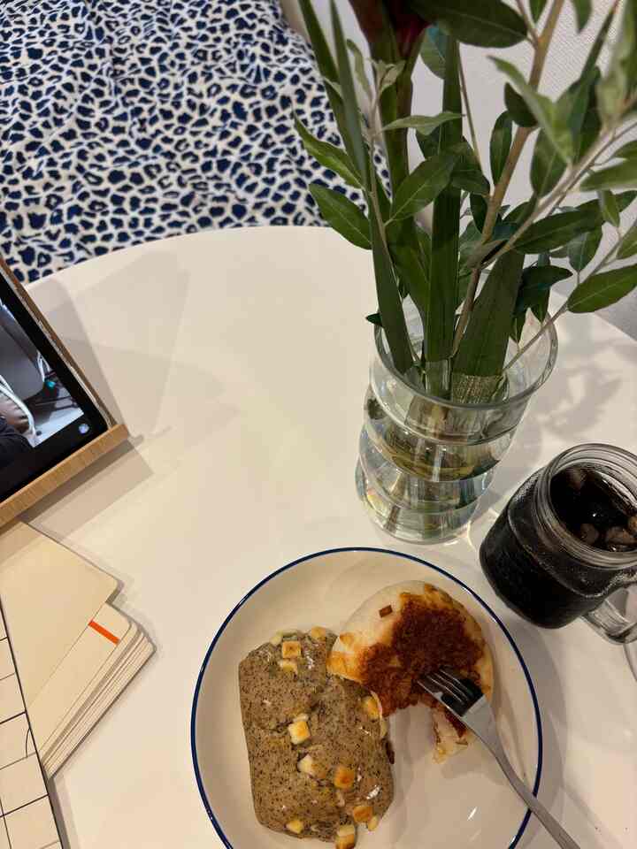 15時にパンを3つも🥐
レオパード柄のベットカバーは何年か前のIKEAの物です🐆 
#IKEA #ベットカバー #一人暮らし部屋  #一人暮らしインテリア #1K