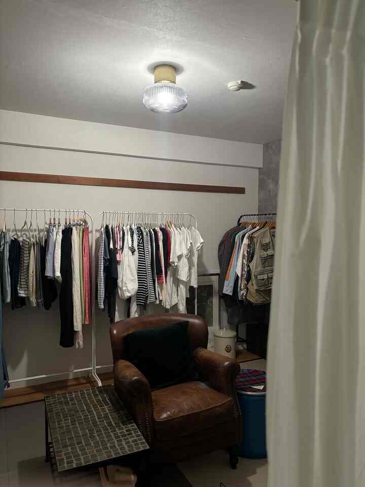 まだ完成してないけど、衣装部屋。
リビングの室内窓の向こう側でもあります。
リノベーション時、右側の壁紙をミスった。
黙って真っ白にしてればよかったと後悔している点です。

#衣装部屋 #ウォークインクローゼット #和室