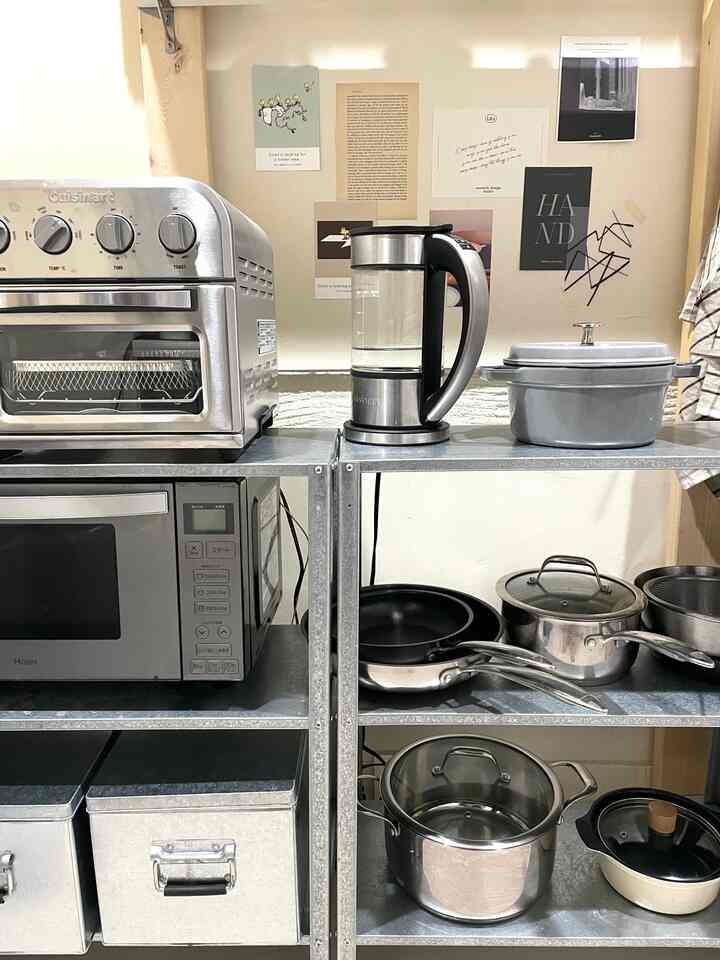 キッチンの背面にはIKEAの棚を3つ並べてます。
オープン収納にすることで、出し入れしやすくて掃除も楽になったかな。
扉がなくてごちゃつかないように、カラーはシルバーやステンレスで揃えてます。
#キッチン #キッチン用品 #キッチン収納 #IKEA #IKEA棚 #オープンシェルフ #無印良品  #MUJI mu