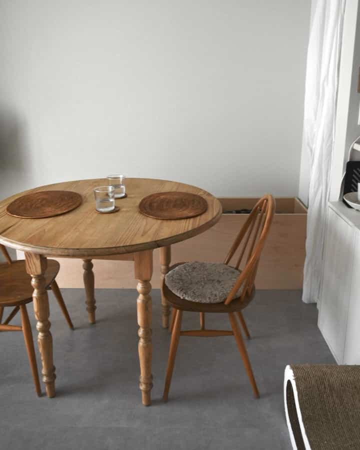 diy中キッチン棚、どこにも片せなくてそのままのダイニング。

#diy #diy女子 #ラウンドテーブル #丸テーブル #コンクリ #モルタル床